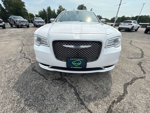 Used 2019 Chrysler 300 Touring w/ Chrome Appearance Package RWD image 9