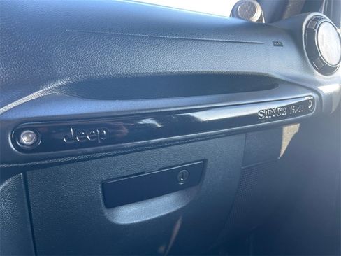 Used 2012 Jeep Wrangler Unlimited Sahara image 20