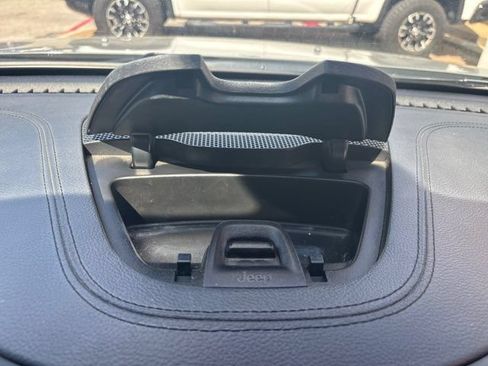 Used 2020 Jeep Cherokee Latitude Plus FWD image 32