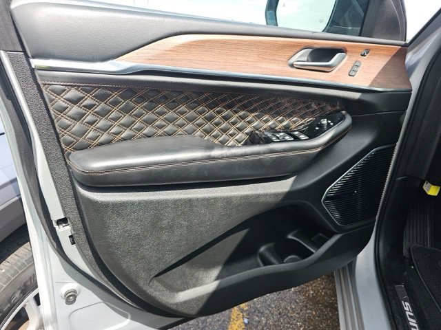 Used 2022 Jeep Grand Cherokee Summit AWD/4WD image 13