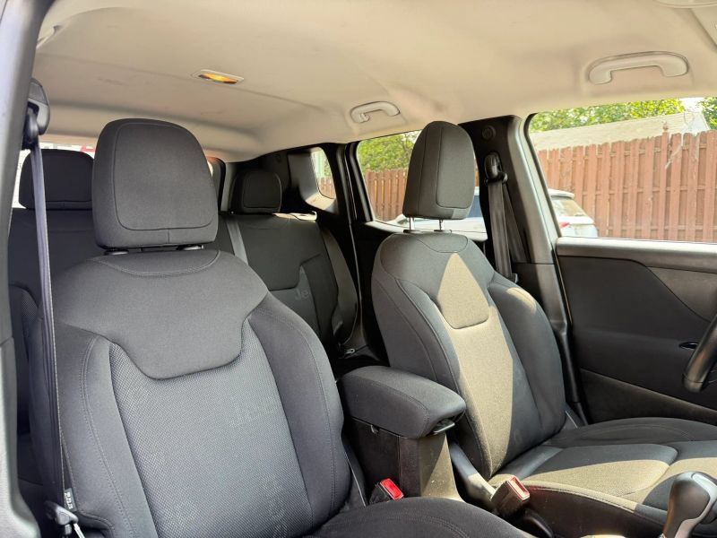 Used 2017 Jeep Renegade Latitude FWD image 31