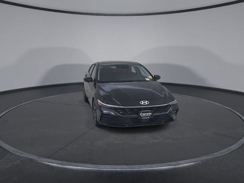 Used 2025 Hyundai Elantra Limited FWD image 5