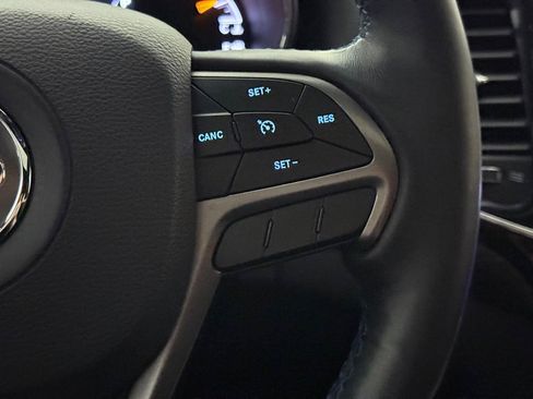 Used 2019 Jeep Grand Cherokee Laredo AWD/4WD image 39