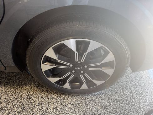 Used 2024 Kia Carnival EX FWD image 12