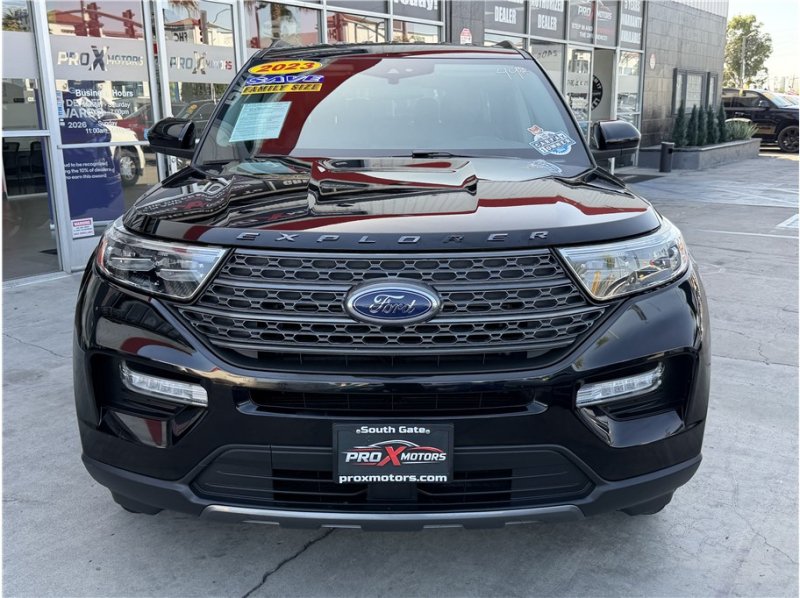 Used 2023 Ford Explorer XLT w/ Equipment Group 202A RWD image 2