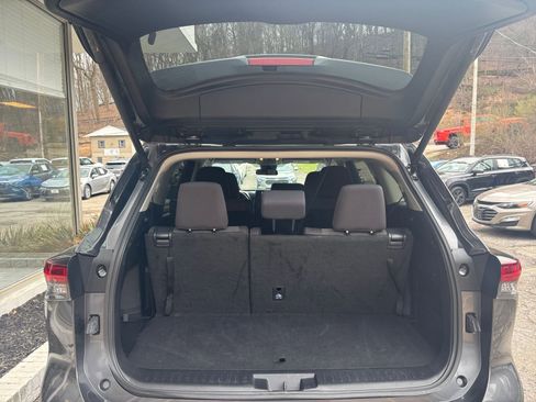 Used 2025 Toyota Highlander LE image 33