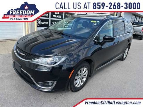 Used 2019 Chrysler Pacifica Touring-L FWD image 1