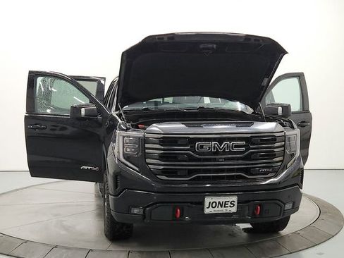 Used 2023 GMC Sierra 1500 AT4 w/ Technology Package AWD/4WD image 10