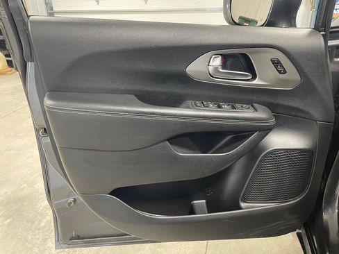 Used 2020 Chrysler Pacifica Touring-L AWD/4WD image 12