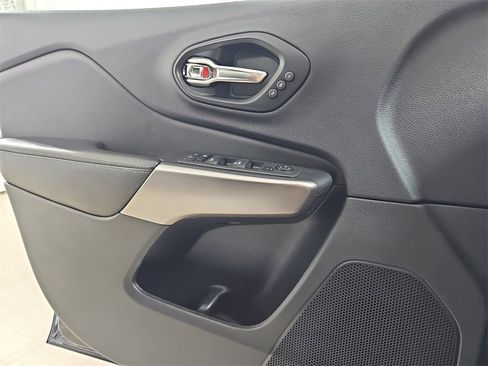 Used 2022 Jeep Cherokee Limited image 31