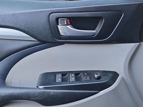 Used 2019 Toyota Highlander XLE image 7