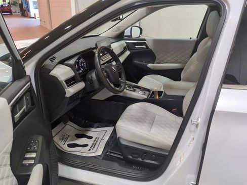 Used 2023 Mitsubishi Outlander SEL AWD/4WD image 18