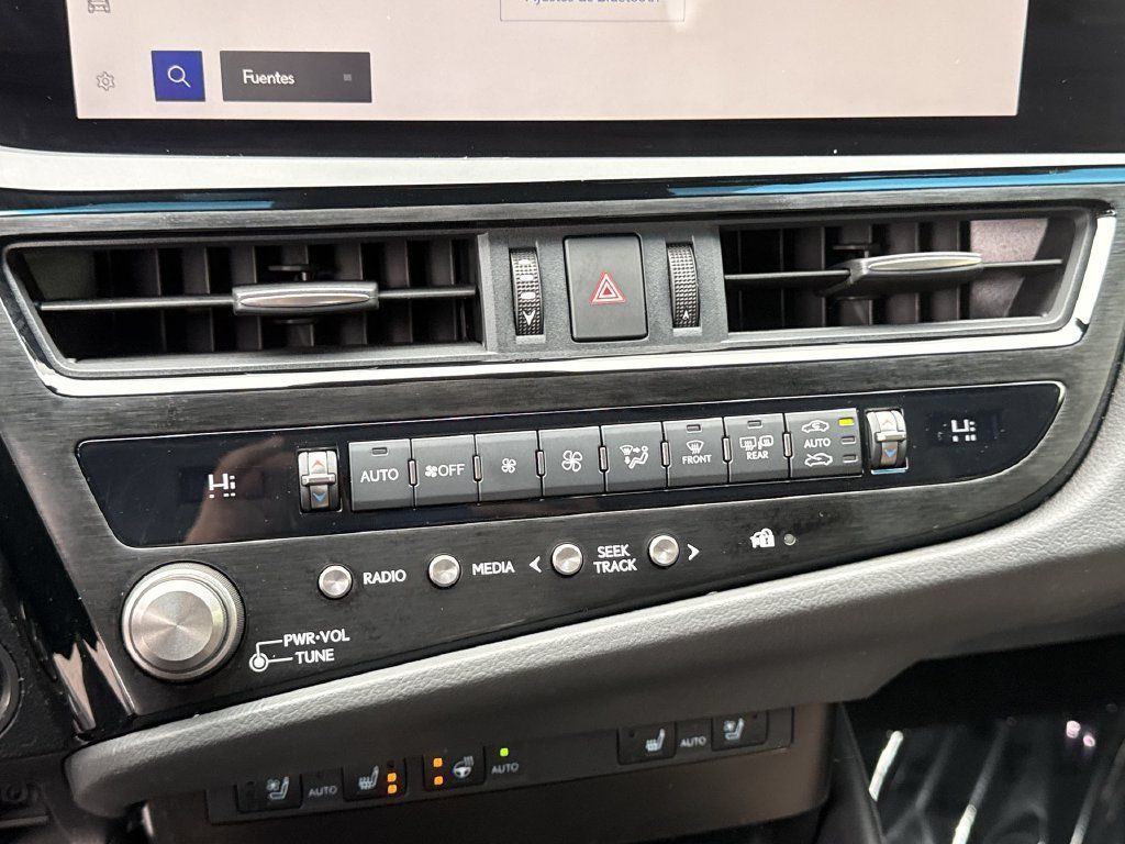 Used 2025 Lexus ES 300h w/ Premium Package FWD image 17
