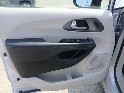 Used 2024 Chrysler Pacifica Touring-L FWD image 17