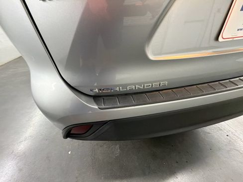 Used 2023 Toyota Highlander XLE FWD image 30