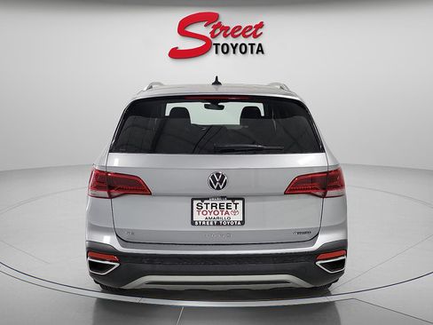 Used 2024 Volkswagen Taos SE w/ Panoramic Sunroof Package AWD/4WD image 3