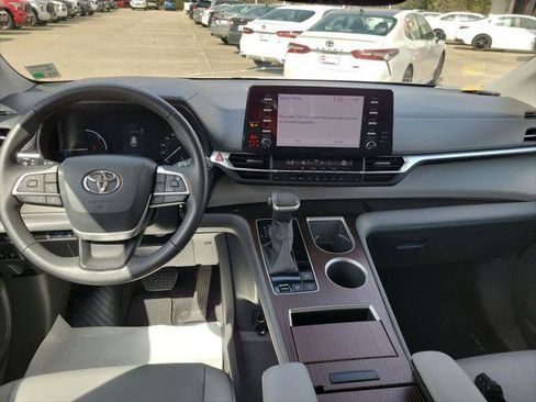 Certified 2023 Toyota Sienna XLE FWD image 18