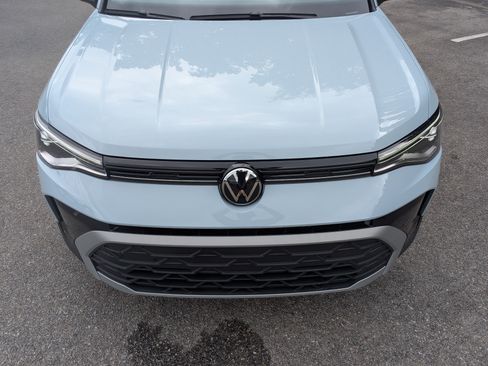 Used 2025 Volkswagen Taos SE w/ Panoramic Sunroof Package FWD image 12