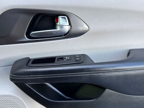 Used 2023 Chrysler Pacifica Touring-L image 20