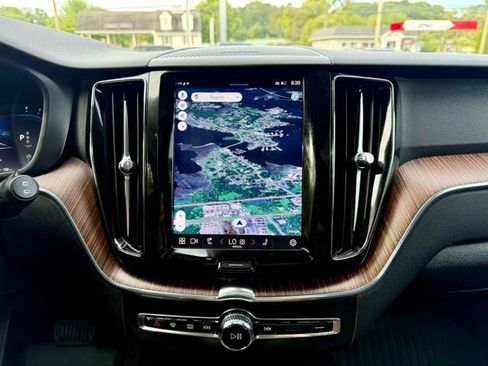 Used 2022 Volvo XC60 B5 Momentum w/ Climate Package image 27