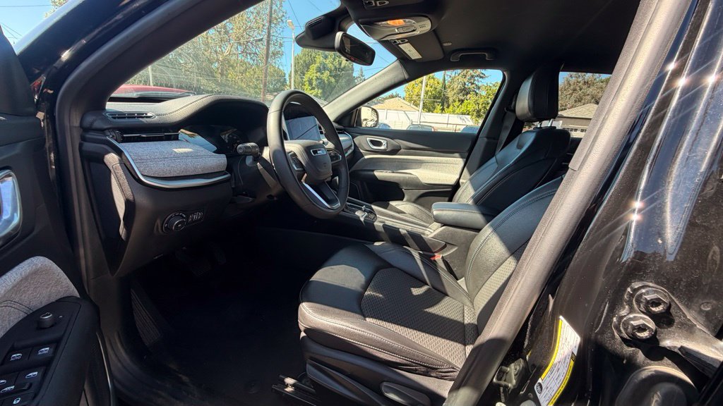 Used 2024 Jeep Compass Latitude AWD/4WD image 5