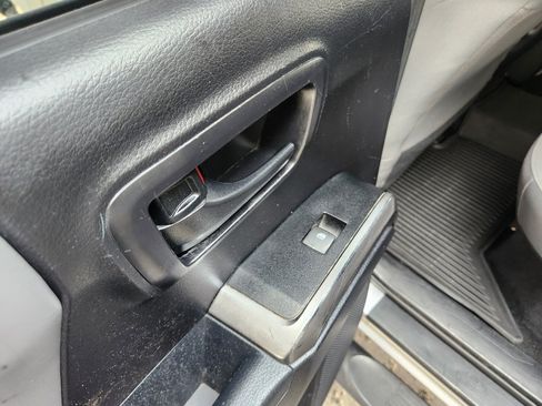Used 2019 Toyota Tacoma SR5 AWD/4WD image 18