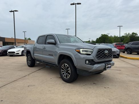 Used 2021 Toyota Tacoma TRD Sport w/ Technology Package RWD image 3
