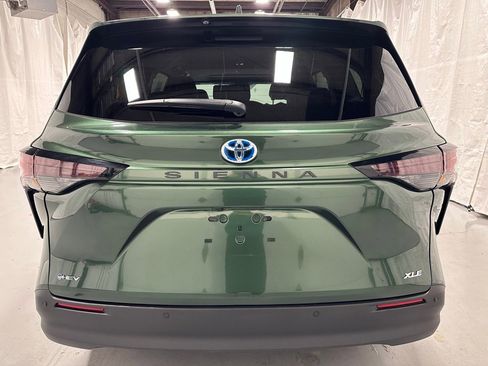 Used 2025 Toyota Sienna XLE image 6