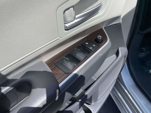 Used 2024 Toyota Sienna XLE FWD image 27