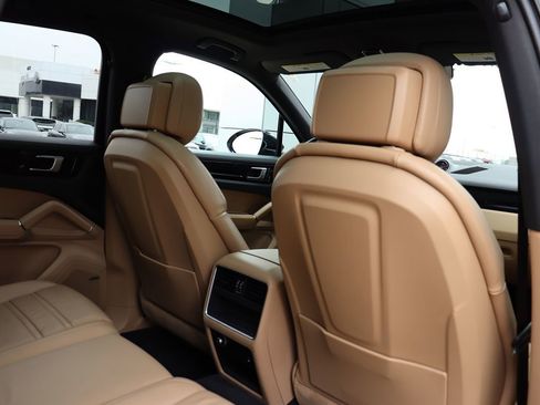 Used 2020 Porsche Cayenne image 40