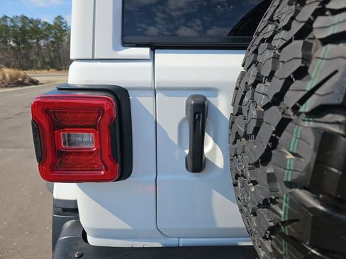 Used 2021 Jeep Wrangler Unlimited Rubicon w/ Xtreme Recon 35" Tire Package image 18