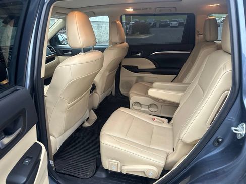 Used 2018 Toyota Highlander Limited Platinum AWD/4WD image 10