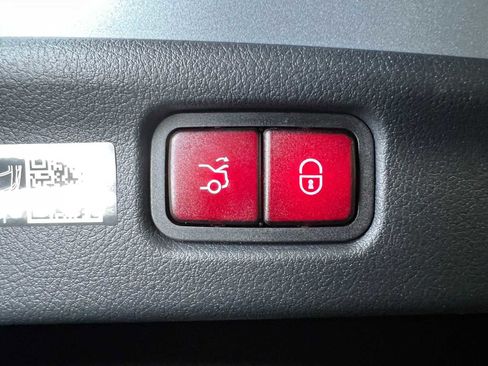 Used 2025 Mercedes-Benz C 300 4MATIC Sedan image 16