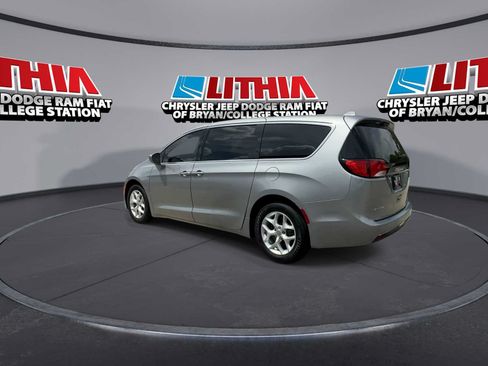 Used 2018 Chrysler Pacifica Touring Plus w/ Tire & Wheel Group FWD image 6