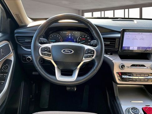 Used 2023 Ford Explorer XLT image 5