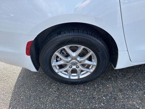 Used 2024 Chrysler Pacifica Touring-L image 12