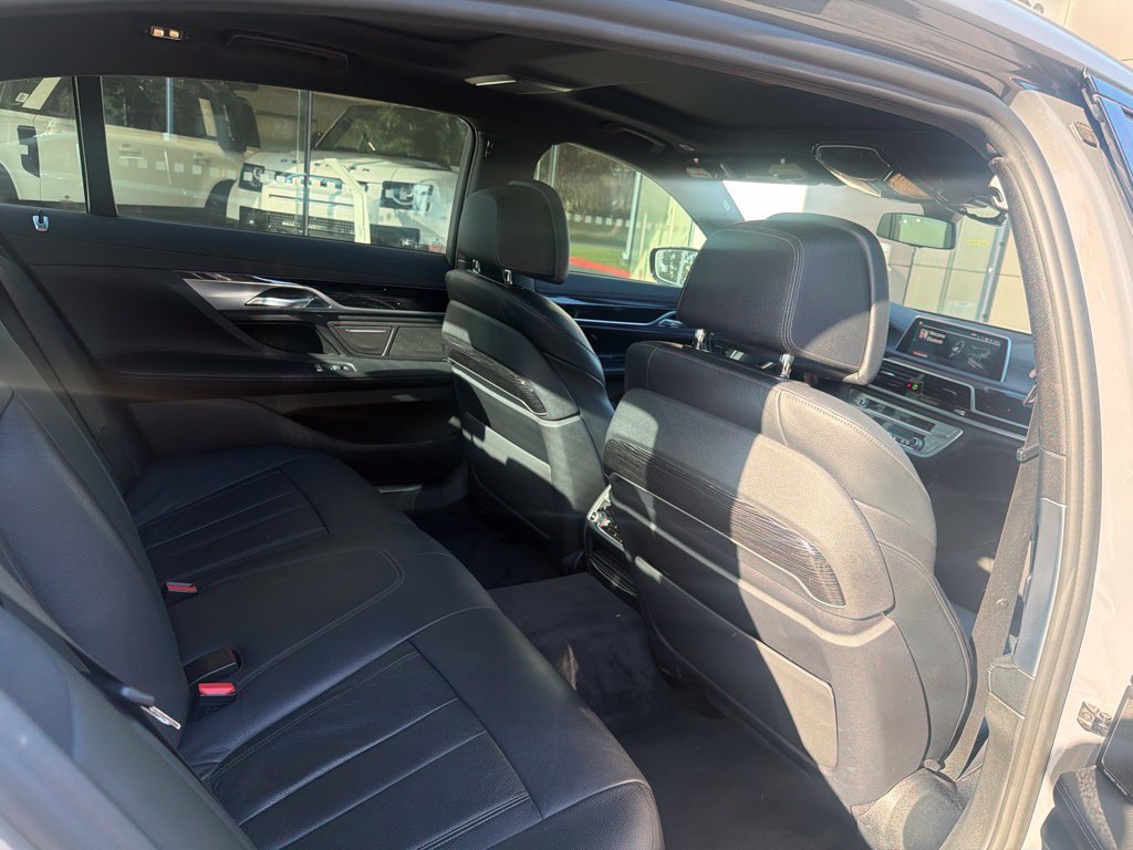Used 2021 BMW 740i w/ M Sport Package RWD image 11