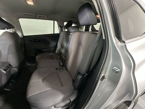 Used 2025 Toyota Highlander LE FWD image 22