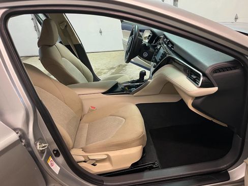 Used 2018 Toyota Camry LE image 5