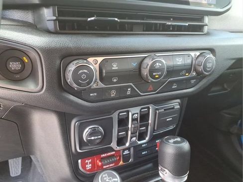 Used 2025 Jeep Wrangler Unlimited Sport AWD/4WD image 27