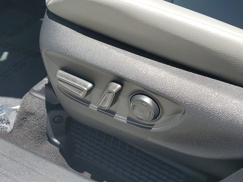 Certified 2025 Toyota Sienna XLE FWD image 21