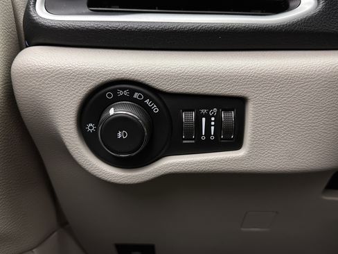 Used 2021 Chrysler Pacifica Touring-L image 19