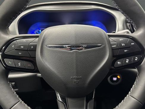 Used 2024 Chrysler Pacifica Select image 16