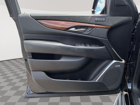 Used 2019 Cadillac Escalade ESV Luxury AWD/4WD image 18