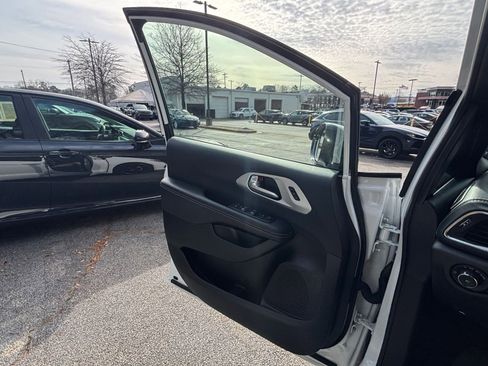 Used 2025 Chrysler Pacifica Limited image 20