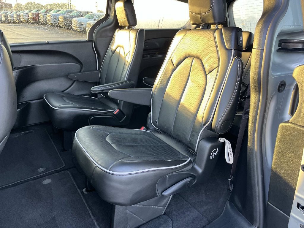 Used 2026 Chrysler Pacifica Limited w/ S Appearance Package FWD image 21