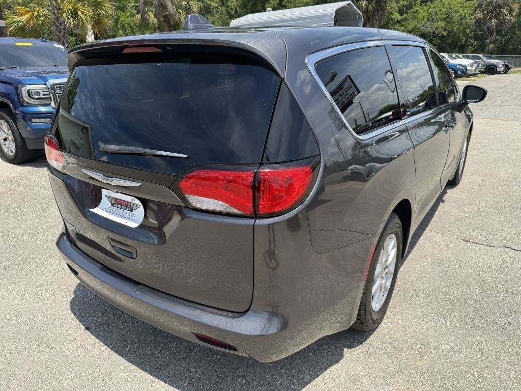 Used 2017 Chrysler Pacifica Touring FWD image 5