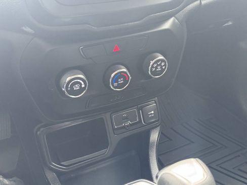 Used 2019 Jeep Renegade Sport FWD image 17