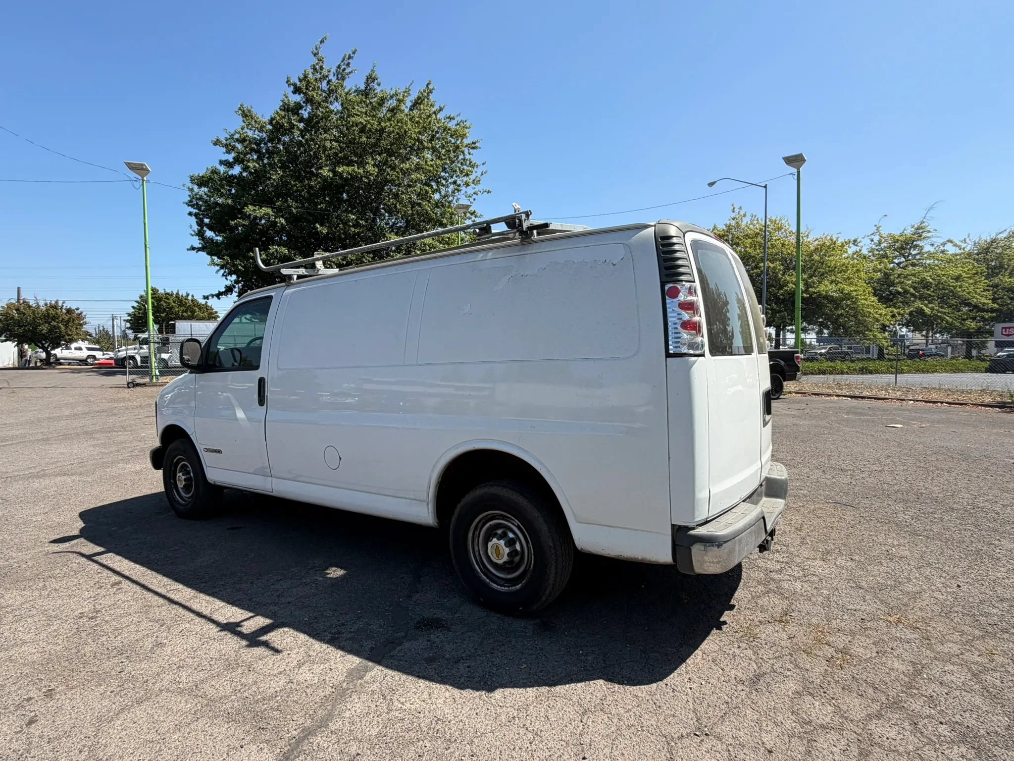 Used 2000 Chevrolet Express 2500 RWD image 5