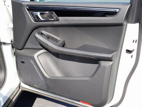 Used 2025 Porsche Macan image 12